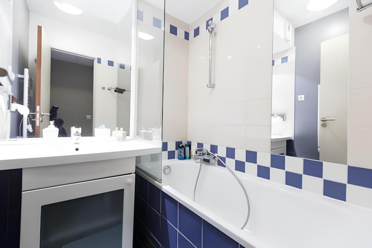Cosy 2p Avec Balcon Paris La Defense Parking Gratuit Apartment Courbevoie